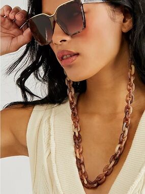 Lele Sadoughi Tortoiseshell Resin Link Glasses Holder